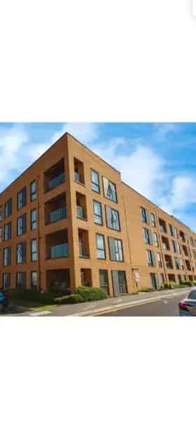 Spacious 2-Bed Flat Near Train Station and Shops