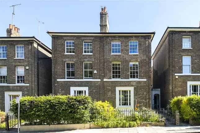 Semi-detached House for Sale in London
