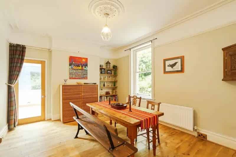 Five Double Bedroom Victorian Family Home Near Train Station