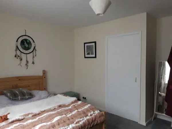 Two Bed Ground Floor Flat with Wetroom and Large Living Room