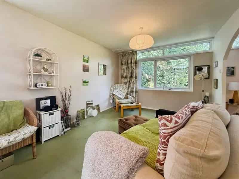 2 Bed Flat for Sale No Onward Chain New Bathroom Parking