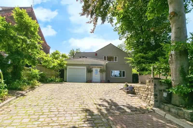 Extremely Spacious Family Home with Garden Room and Stunning Bathroom