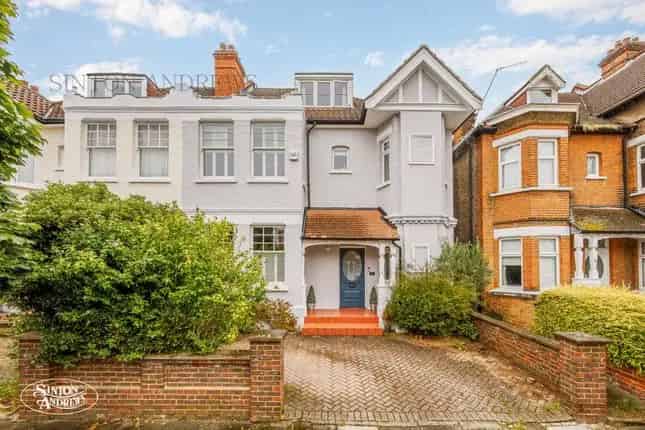 Semi-detached House for Sale in Ealing W13