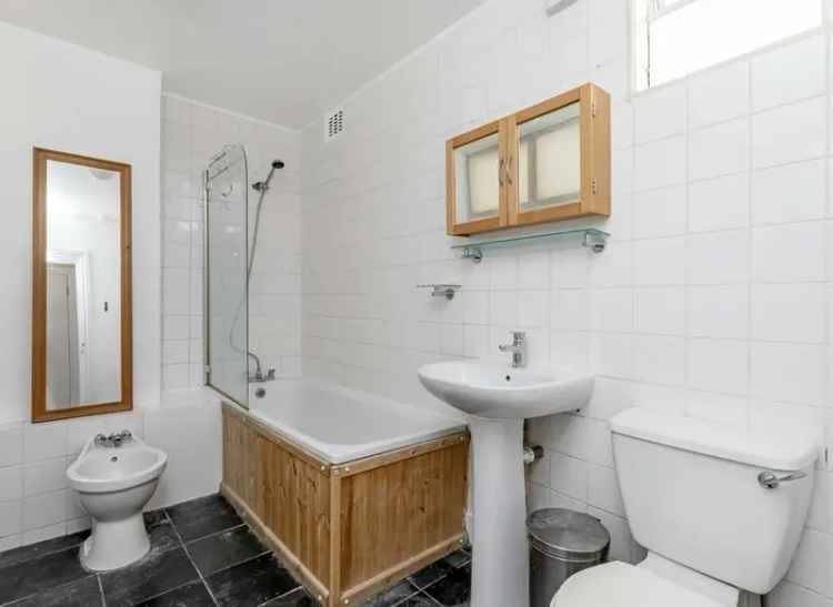 Split Level Apartment near Barons Court Hammersmith Olympia