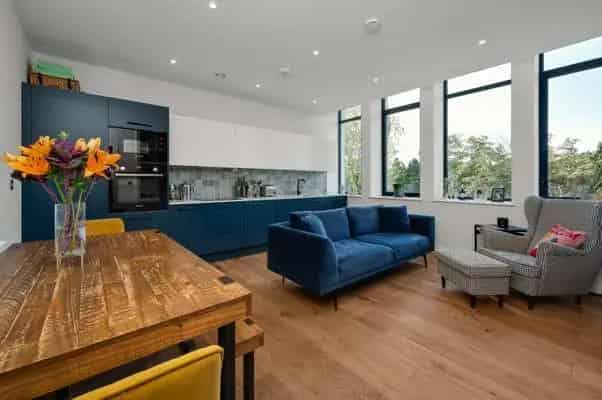 2-Bed Flat Esher Surrey Modern Apartment Parking Concierge