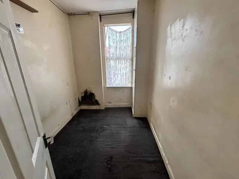 3 Bed House For Sale - Refurbishment Required