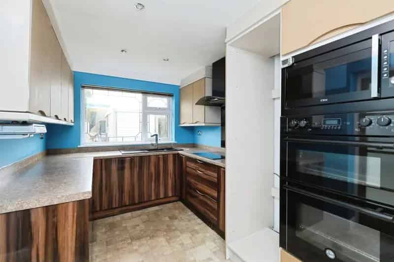 Spacious Dorma Bungalow with Generous Garden and Workshop