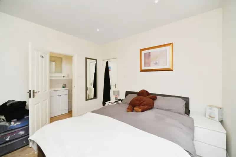Modern 3-Bed House in Fiveways Brighton Near Schools Amenities