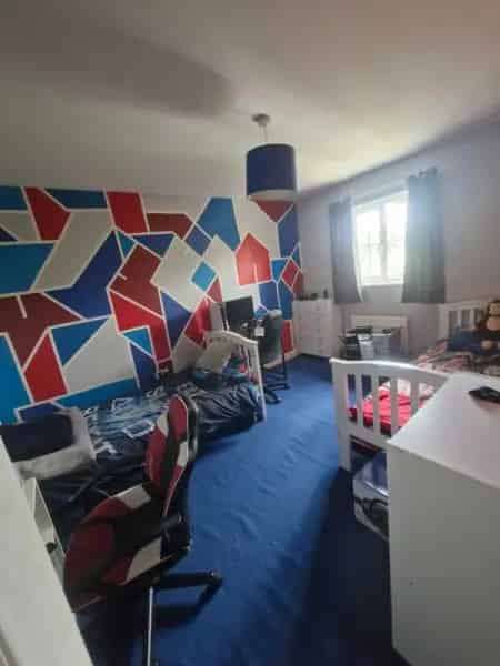 Large 3 Bed House Near Shops and Schools