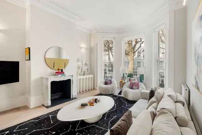 Luxury 3-Bedroom Apartment in Holland Park