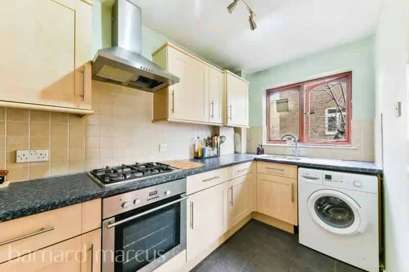 2 Bed Apartment near Clapham High Street and Clapham North Station