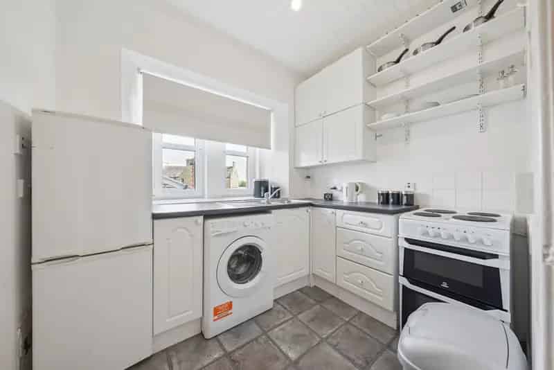 Stirling City Centre Flat First Floor Double Bedroom Fitted Kitchen