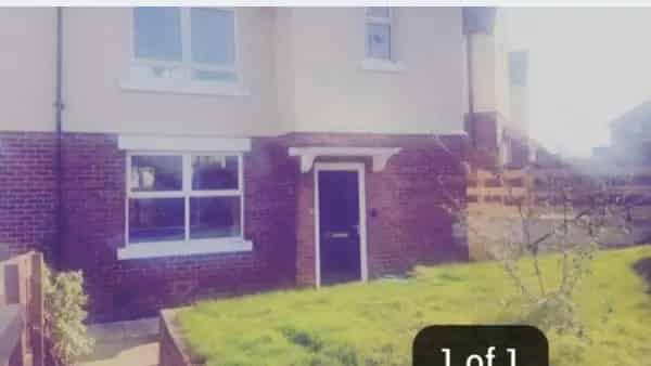 2 Bedroom House with Driveway and Garden Access
