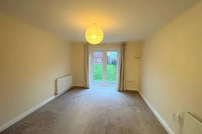 Ground Floor Apartment in Chichester - Double Bedroom - Off Street Parking
