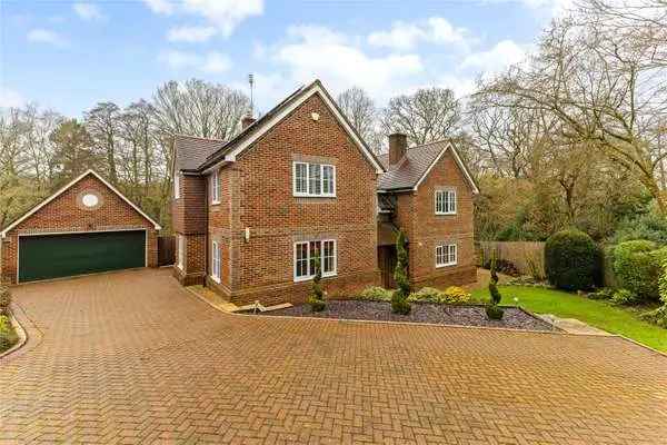 Handsome Detached House in Exclusive Development