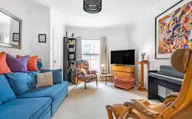 Mid Terrace Home in Totnes with Private Parking