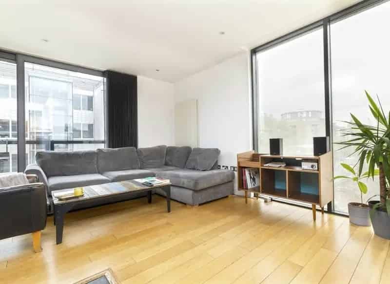 Bright 2-Bedroom Apartment near Angel with Balcony and Garden Access