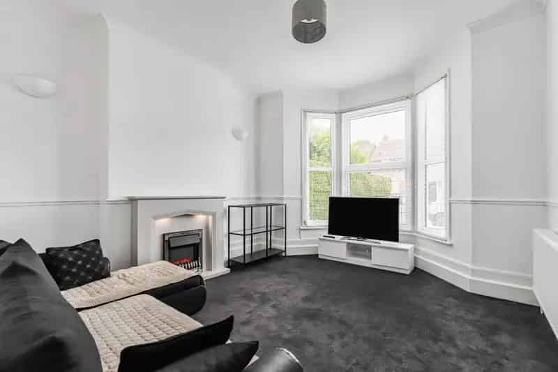 2 Bedroom Flat for Sale Recently Refurbished 1000 SQ FT