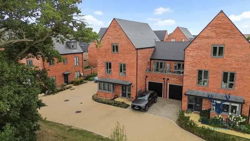 4 5 Bedroom Family Home Near Beaulieu Park Station