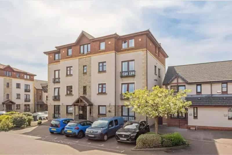 2 Bed Flat - Second Floor with 1 Reception Room