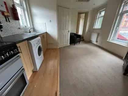 2 Bedroom Flat with En-Suite Bathrooms and Communal Parking