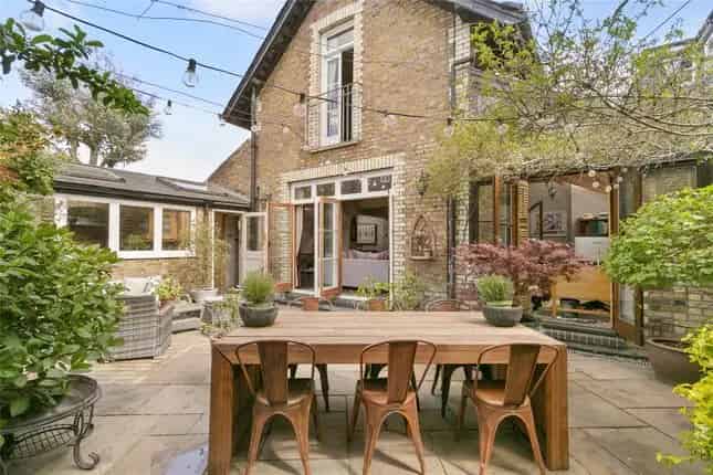 Detached House for Sale in East Sheen SW14