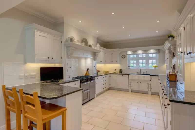 7-9 Bedroom Detached House with Annexe and Large Gardens