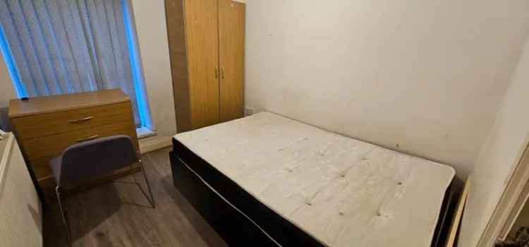 Fully Furnished Double Room Student Let Near University