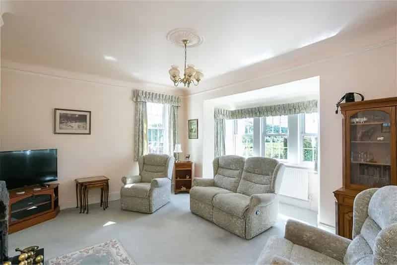3 Bed Detached Bungalow with 3 Reception Rooms and Garden