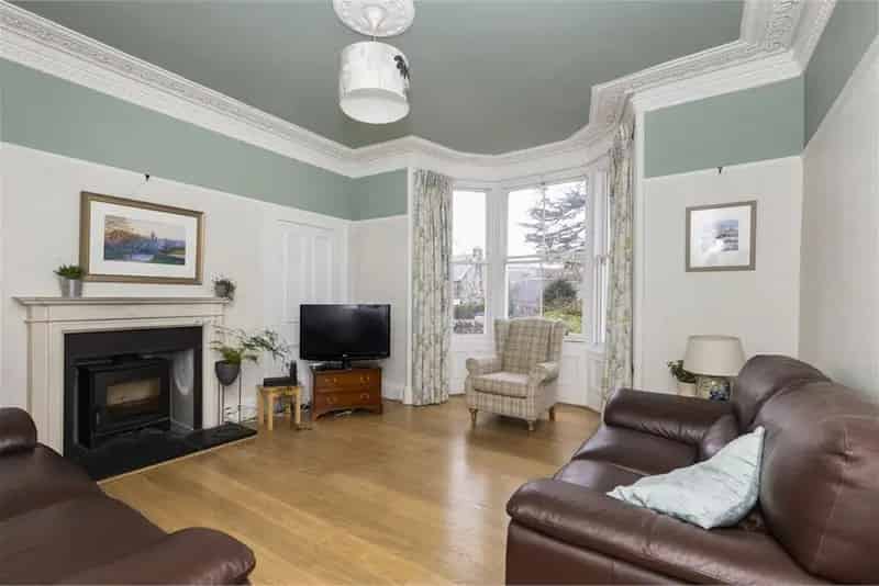 5 Bed Detached House 3 Reception Rooms Large Gardens Garage Driveway