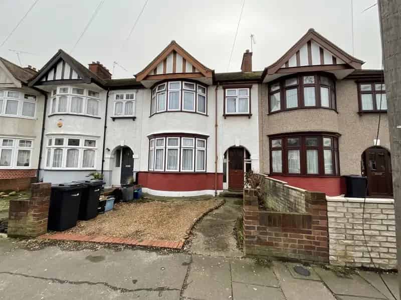 3 Bedroom Terraced House for Sale near Goodmayes Station
