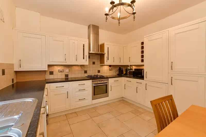 2 Bedroom Terraced House Near Ilford Station