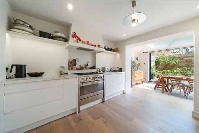 Terraced House for Sale in London N1