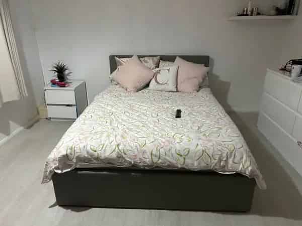2 Bed Ground Floor Flat with Garden Parking Near Shops Train Station