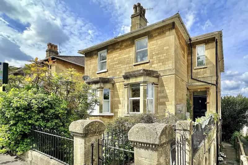 2 Bedroom Garden Flat for Sale Near City Centre