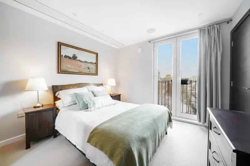 2 Bedroom Flat for Sale near Central Wimbledon