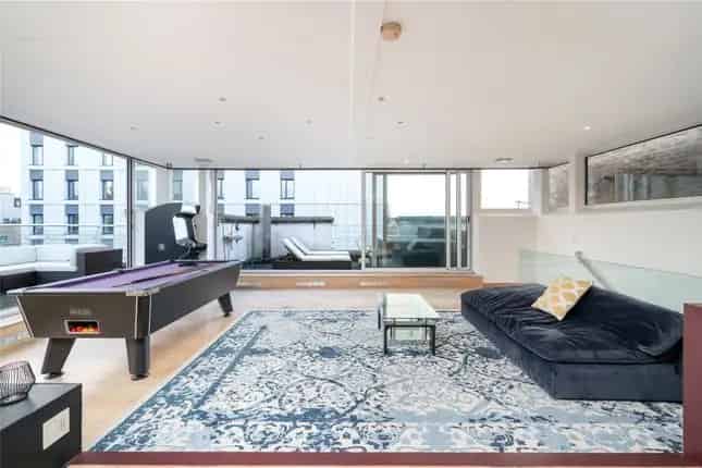 Spacious Riverside Apartment with 3 Parking Spaces and Roof Terrace SW11