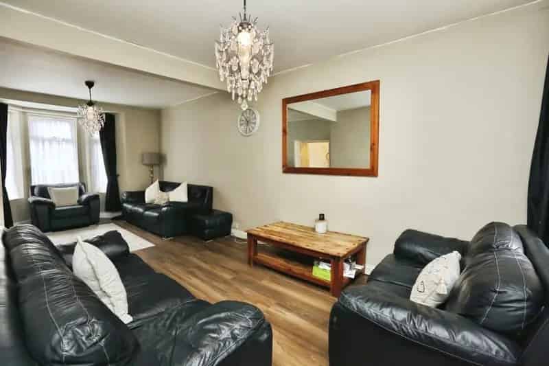 3-Bed Family Home Modern Kitchen Utility Room Off-Street Parking