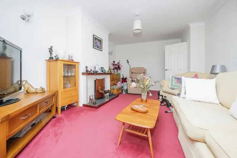 3 Bed House with Conservatory and Garage