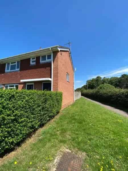 3 Bedroom End Terrace House Near Schools