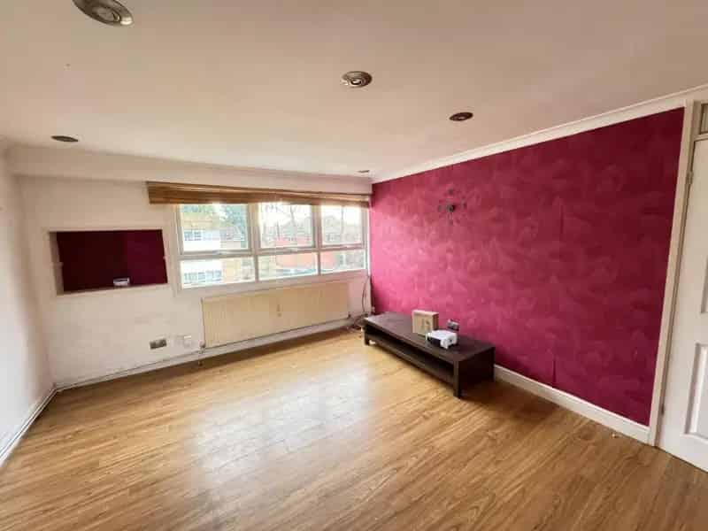 2 Bedroom First Floor Apartment For Sale
