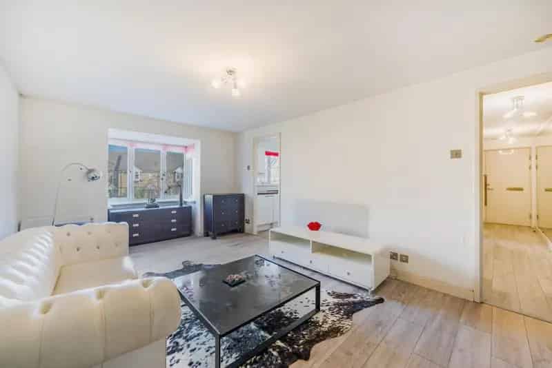 Spacious 1-Bedroom Apartment with Parking - No Onward Chain