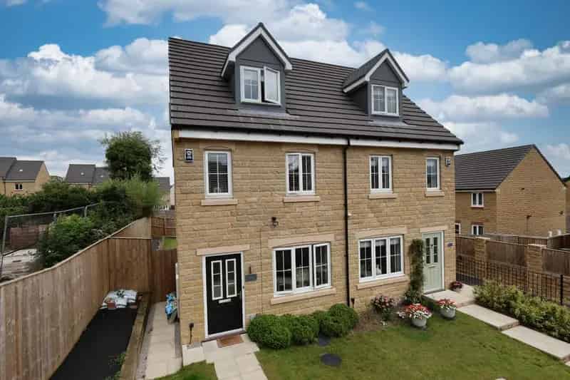 3 Bedroom Semi-Detached House for Sale in Apperley Bridge