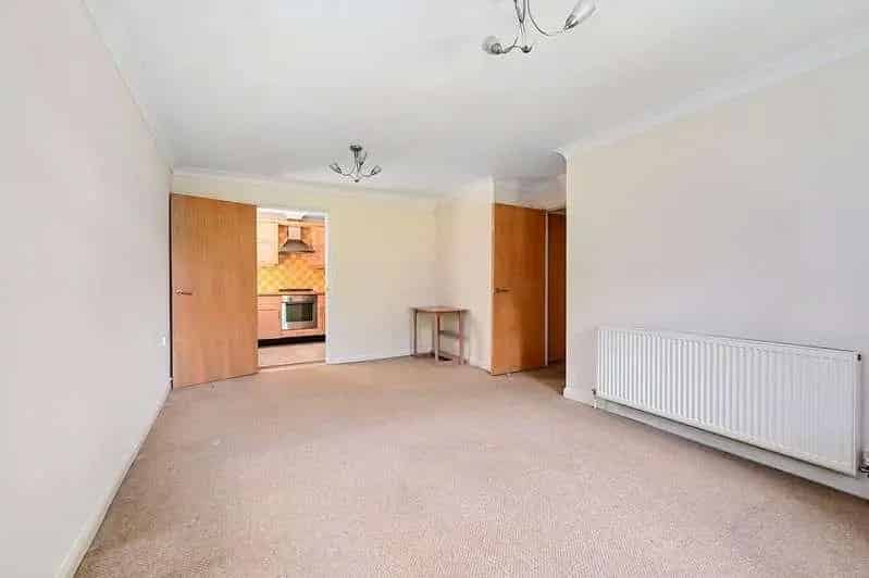 2 Bed Flat for Sale Near Camberley Town Centre