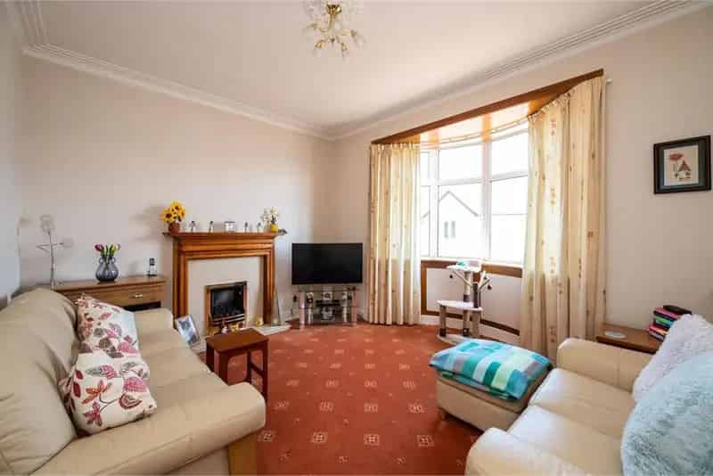 2 Bed Semi-Detached Bungalow with Conservatory and Ample Storage