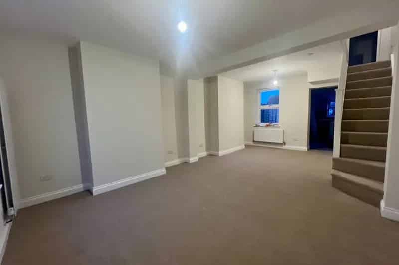 Two Double Bedroom House Near Orchard Shopping Centre