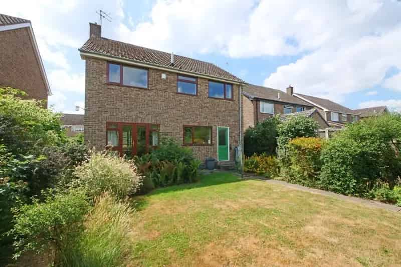 Four Bedroom Detached House with Garage and Garden