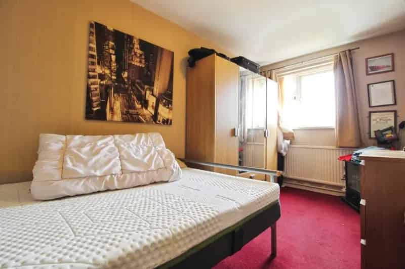 1 Bedroom Flat Near Transport Links and Amenities