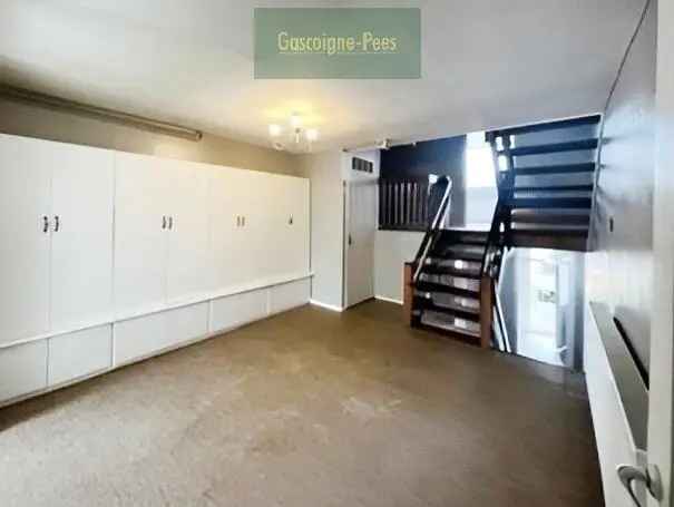 4 Bedroom House Near Town Centre and Railway Station