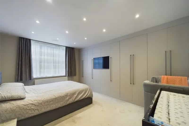 3 Double Bedroom Flat Near Brookland Junior School
